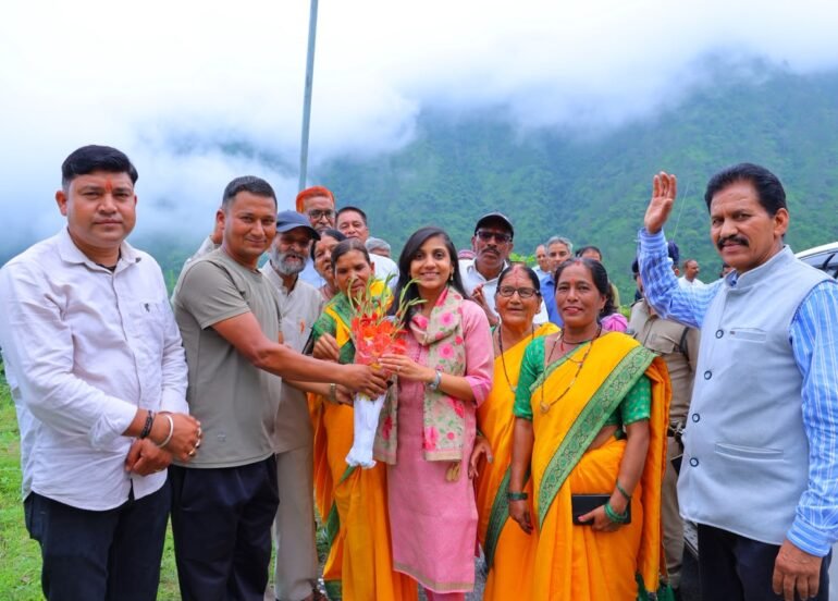 डीएम स्वाति भदौरिया ने कठूड़ चौपाल में सुनी ग्रामीणों की समस्याएं