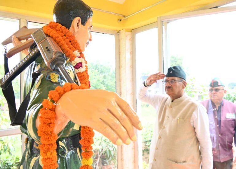 चांदमारी करगिल शहीद के घर पहुंचकर अमर शहीद राजेश गुरुंग को श्रद्धासुमन अर्पित करते सैनिक कल्याण मंत्री गणेश जोशी