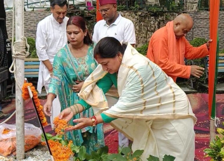 मुनिकीरेती में भव्यता के साथ मनाया गया स्वतंत्रता दिवस, सामूहिक ध्वजारोहण में गूंजे देशभक्ति के स्वर।