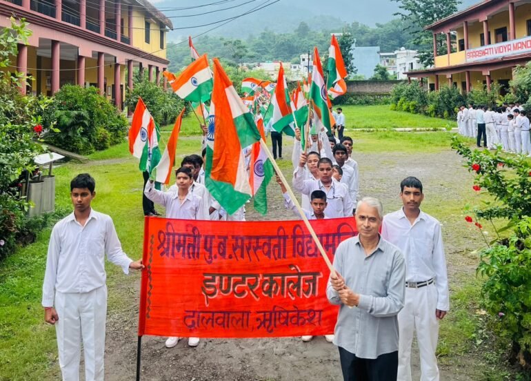 ढालवाला ऋषिकेश में हर्षोल्लास और देशभक्ति के नारों के साथ निकली तिरंगा यात्रा।