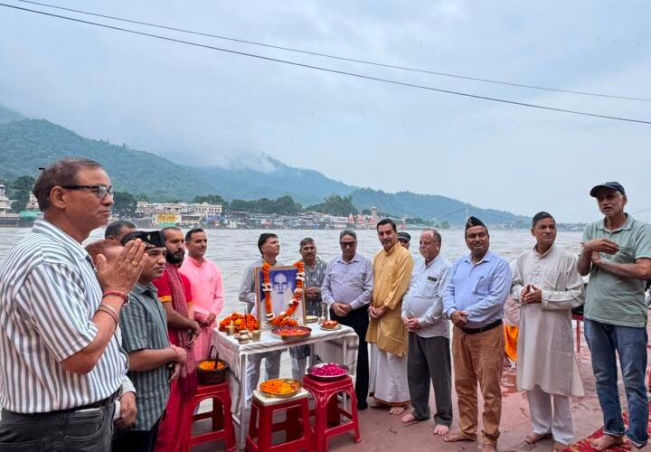 इंद्रमणि बडोनी की 27वीं पुण्यतिथि पर गंगा तट पर श्रद्धांजलि सभा।