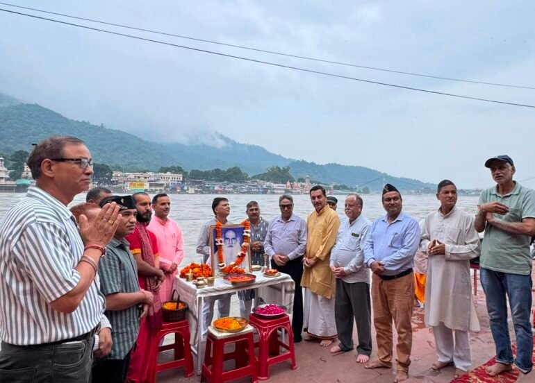 इंद्रमणि बडोनी की 27वीं पुण्यतिथि पर गंगा तट पर श्रद्धांजलि सभा।