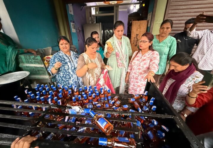 14 बीघा वार्ड-06 में अवैध शराब का खुलासा, महिलाओं ने पकड़ी करीब 12 पेटी शराब