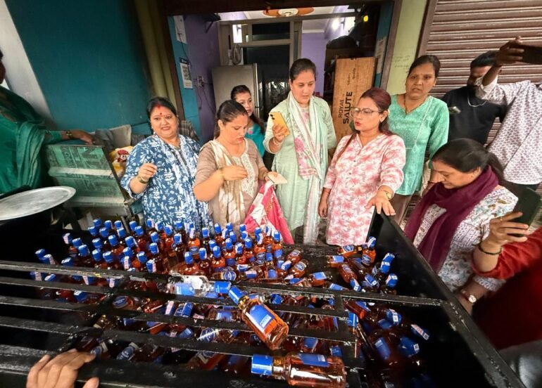 14 बीघा वार्ड-06 में अवैध शराब का खुलासा, महिलाओं ने पकड़ी करीब 12 पेटी शराब