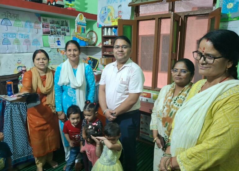 जिलाधिकारी ने आंगनबाड़ी केंद्र का किया निरीक्षण, नौनिहालों से संवाद कर जानी उनकी रुचियां