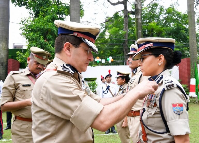 स्वतंत्रता दिवस पर पुलिस मुख्यालय में ध्वजारोहण, DGP दीपम सेठ ने पुलिसकर्मियों को किया सम्मानित