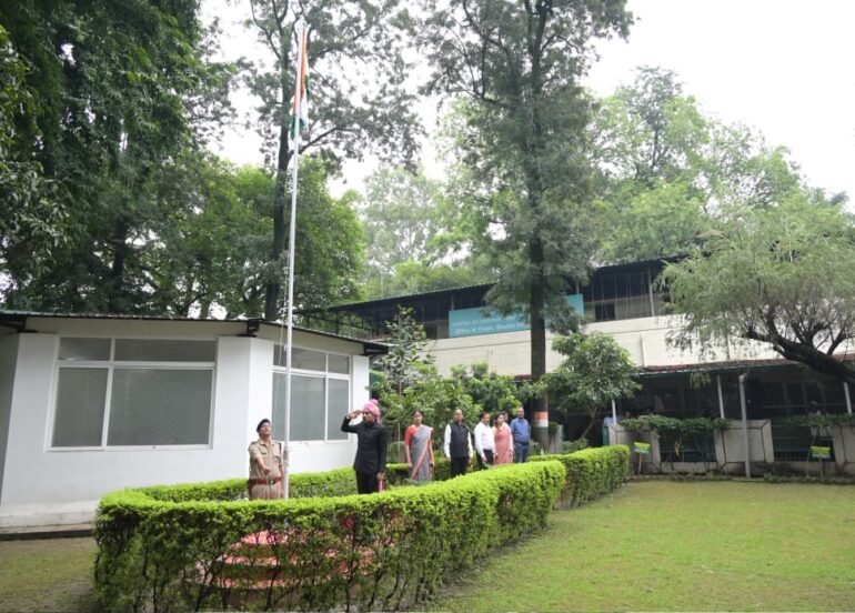 हमारा स्वतंत्रता दिवस पर जिलाधिकारी डॉ0 आशीष चौहान ने कलेक्ट्रेट परिसर में किया ध्वजारोहण