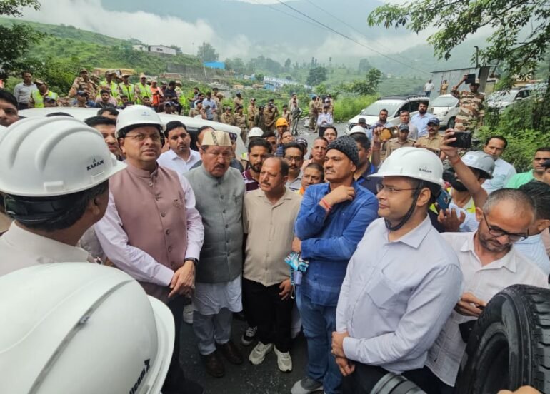 बेहद खराब मौसम के बीच भी पीपलकोटी पहुंचे मुख्यमंत्री धामी