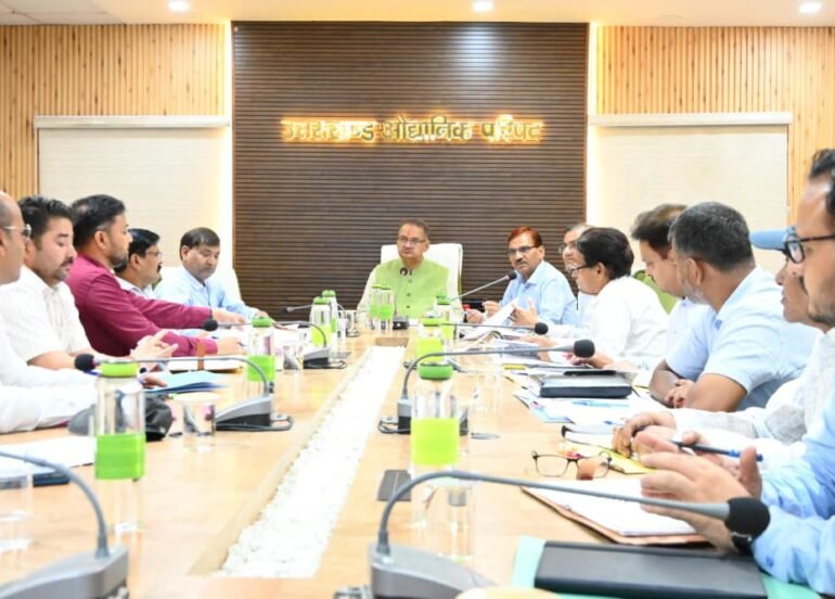 एप्पल मिशन, पॉलीहाउस एवं योजनाओं की प्रगति की कृषि मंत्री गणेश जोशी ने की समीक्षा