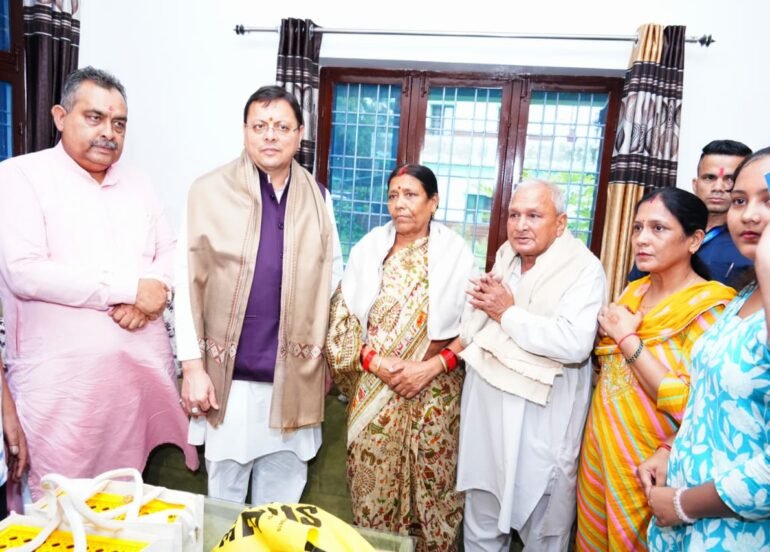 मुख्यमंत्री धामी ने 15 अगस्त की पूर्व संध्या पर शहीद अमित कुमार अणथ्वाल के परिजनों से की भेंट, किया सम्मानित