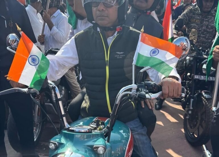 सांसद राजिंदर गुप्ता ने दिल्ली में हर घर तिरंगा बाइक रैली में लिया हिस्सा