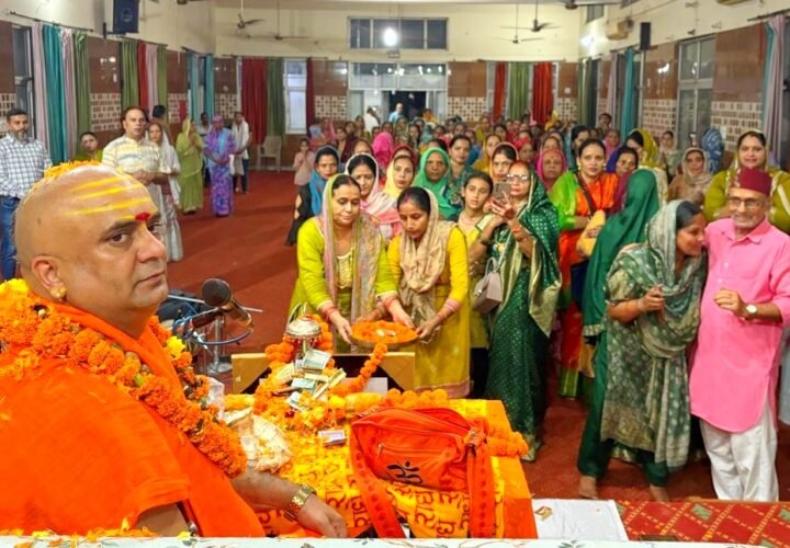 गुरु चरण पादुका पूजन एवं सत्यनारायण व्रत महोत्सव में उमड़े श्रद्धालु
