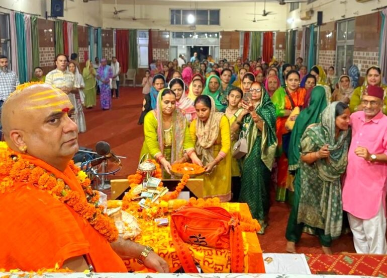 गुरु चरण पादुका पूजन एवं सत्यनारायण व्रत महोत्सव में उमड़े श्रद्धालु
