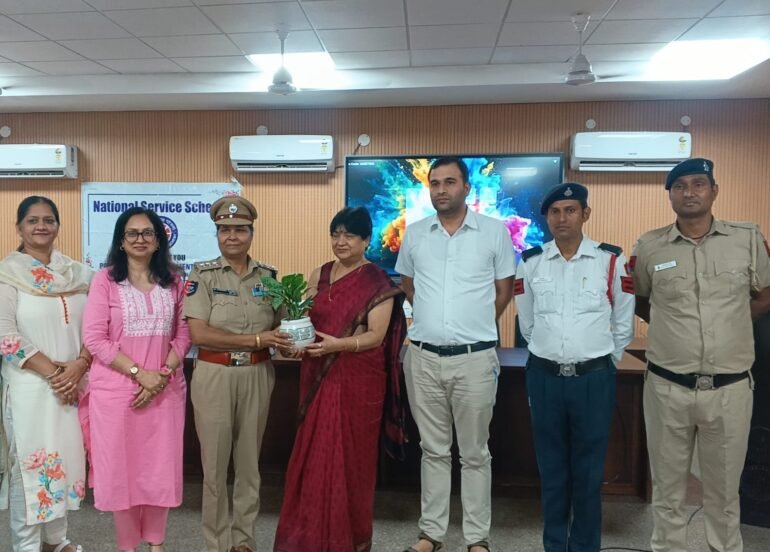 चण्डीगढ़ ट्रैफिक पुलिस के सहयोग से पीजीजीसी-46 के एनएसएस विभाग ने