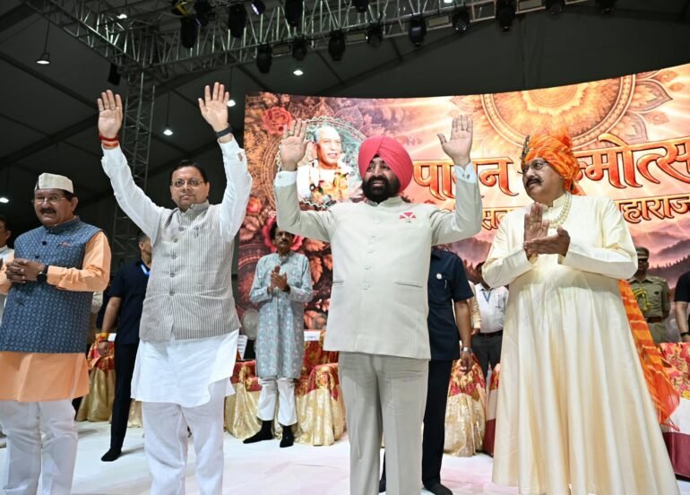 सतपाल महाराज के जन्मदिवस समारोह में पहुंचे सीएम धामी