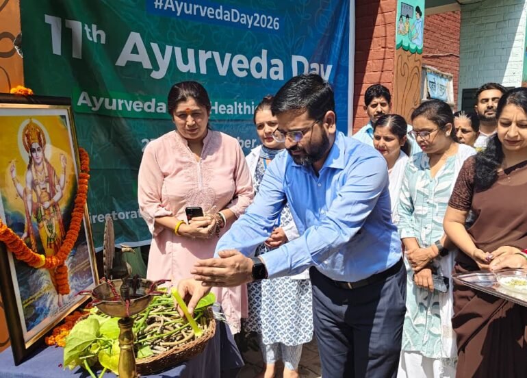 आयुष विभाग, चण्डीगढ़ प्रशासन द्वारा डड्डूमाजरा में आयुर्वेद दिवस एवं पोषण माह के तहत स्वास्थ्य शिविर आयोजित