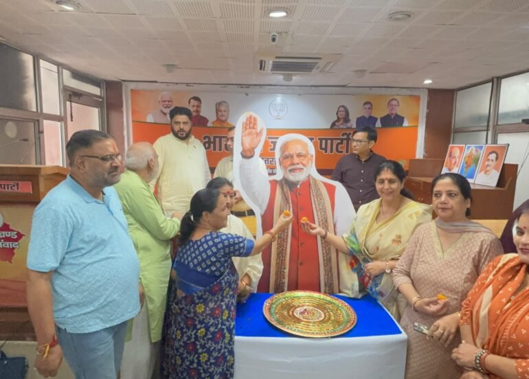 भाजपा मुख्यालय में हर्षोल्लास से मनाया गया प्रधानमंत्री नरेंद्र मोदी का जन्मदिन