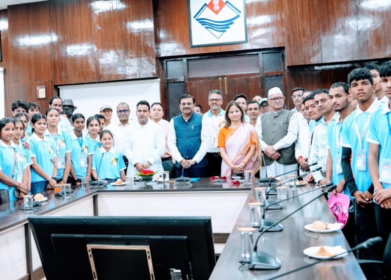 देवप्रयाग विधानसभा क्षेत्र के टॉपर विद्यार्थियों ने मुख्य सचिव से की मुलाकात