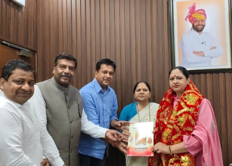 नवरात्रि पर नौ दिवसीय रास गरबा एवं डांडिया महोत्सव में शामिल होने हेतु मुख्यमंत्री की धर्मपत्नी एवं हरियाणा राज्य बाल कल्याण परिषद की उपाध्यक्ष सुमन सैनी को निमंत्रण पत्र भेंट किया