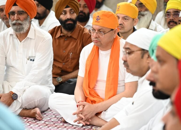 नानकमत्ता पहुंचे सीएम धामी, स्वच्छता अभियान में किया श्रमदान